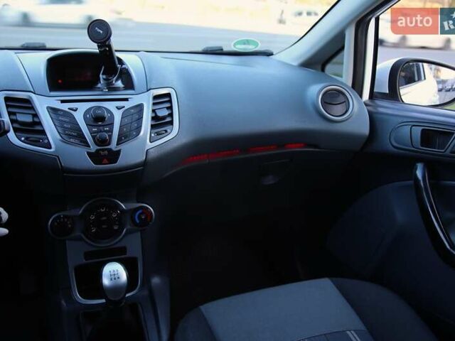 Білий Форд Фієста, об'ємом двигуна 1.2 л та пробігом 215 тис. км за 5500 $, фото 11 на Automoto.ua