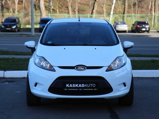 Білий Форд Фієста, об'ємом двигуна 1.2 л та пробігом 215 тис. км за 5500 $, фото 1 на Automoto.ua