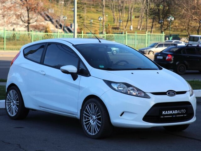 Білий Форд Фієста, об'ємом двигуна 1.2 л та пробігом 215 тис. км за 5500 $, фото 2 на Automoto.ua
