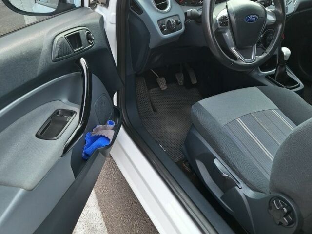 Білий Форд Фієста, об'ємом двигуна 1.2 л та пробігом 215 тис. км за 5500 $, фото 5 на Automoto.ua