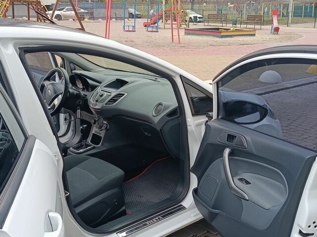 Білий Форд Фієста, об'ємом двигуна 1.4 л та пробігом 131 тис. км за 7000 $, фото 16 на Automoto.ua