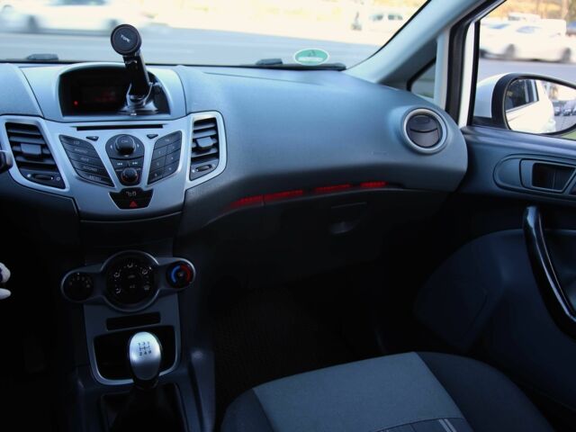 Білий Форд Фієста, об'ємом двигуна 1.2 л та пробігом 215 тис. км за 5500 $, фото 12 на Automoto.ua