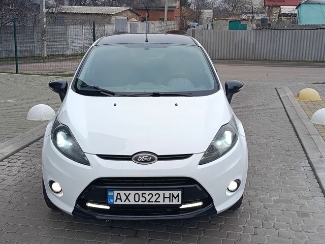 Білий Форд Фієста, об'ємом двигуна 1.4 л та пробігом 131 тис. км за 7000 $, фото 3 на Automoto.ua