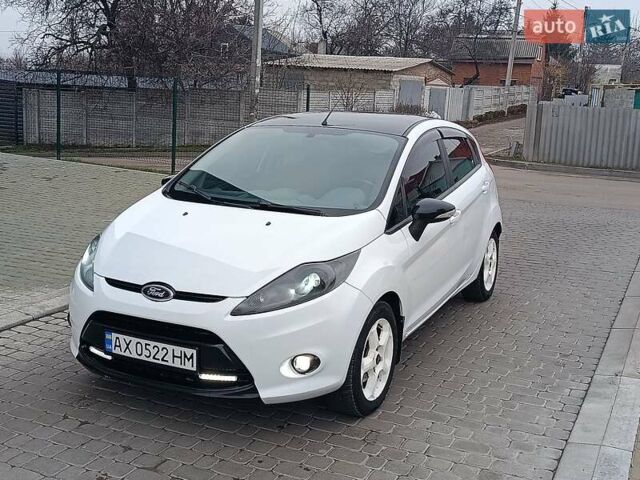 Білий Форд Фієста, об'ємом двигуна 1.4 л та пробігом 131 тис. км за 7000 $, фото 20 на Automoto.ua