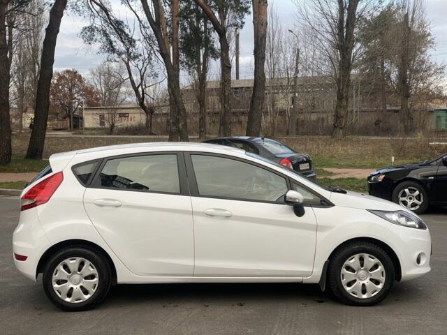 Білий Форд Фієста, об'ємом двигуна 1.4 л та пробігом 158 тис. км за 6800 $, фото 5 на Automoto.ua