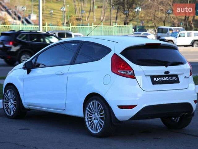 Білий Форд Фієста, об'ємом двигуна 1.2 л та пробігом 215 тис. км за 5500 $, фото 3 на Automoto.ua