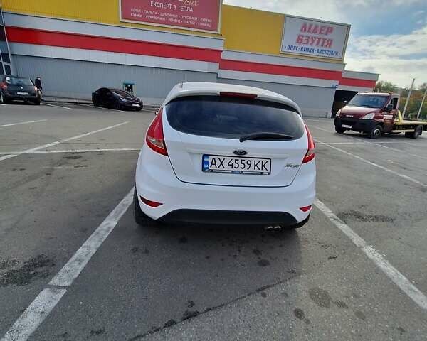 Білий Форд Фієста, об'ємом двигуна 1.2 л та пробігом 215 тис. км за 5500 $, фото 1 на Automoto.ua