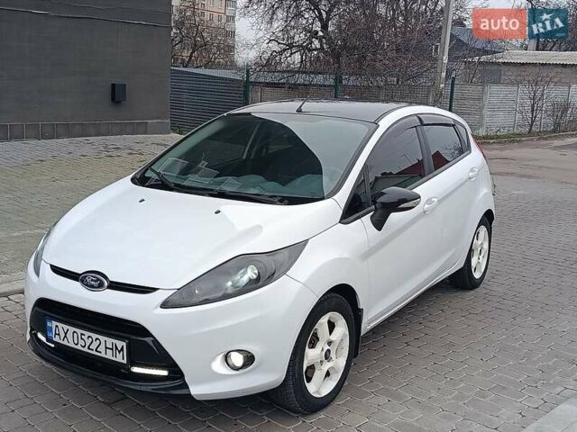 Білий Форд Фієста, об'ємом двигуна 1.4 л та пробігом 131 тис. км за 7000 $, фото 25 на Automoto.ua