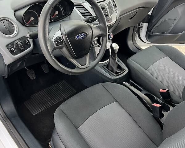 Белый Форд Фиеста, объемом двигателя 1.24 л и пробегом 158 тыс. км за 5200 $, фото 12 на Automoto.ua