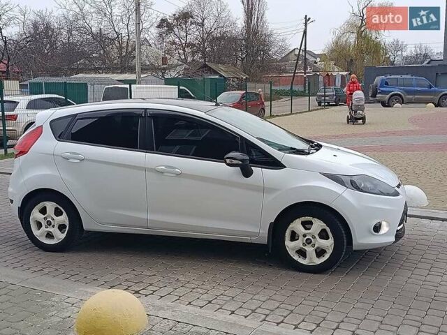 Білий Форд Фієста, об'ємом двигуна 1.4 л та пробігом 131 тис. км за 7000 $, фото 27 на Automoto.ua
