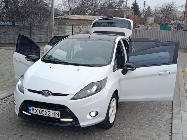 Білий Форд Фієста, об'ємом двигуна 1.4 л та пробігом 131 тис. км за 7000 $, фото 9 на Automoto.ua