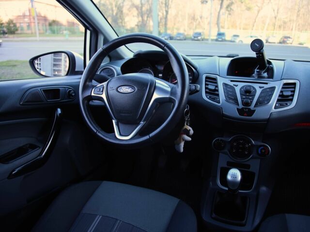 Білий Форд Фієста, об'ємом двигуна 1.2 л та пробігом 215 тис. км за 5500 $, фото 10 на Automoto.ua