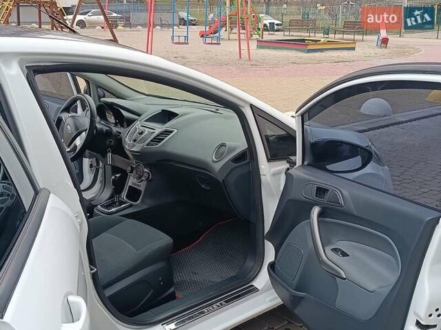 Білий Форд Фієста, об'ємом двигуна 1.4 л та пробігом 131 тис. км за 7000 $, фото 6 на Automoto.ua