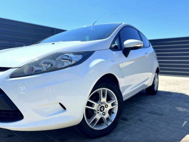 Белый Форд Фиеста, объемом двигателя 1.6 л и пробегом 2 тыс. км за 5000 $, фото 2 на Automoto.ua