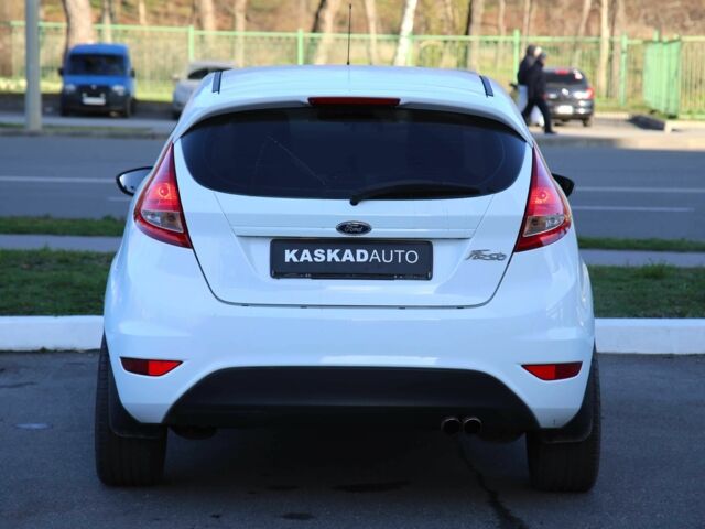 Білий Форд Фієста, об'ємом двигуна 1.2 л та пробігом 215 тис. км за 5500 $, фото 4 на Automoto.ua