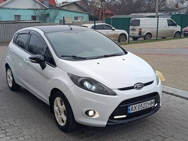Білий Форд Фієста, об'ємом двигуна 1.4 л та пробігом 131 тис. км за 7000 $, фото 17 на Automoto.ua