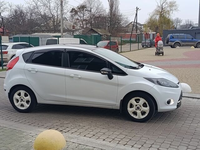 Білий Форд Фієста, об'ємом двигуна 1.4 л та пробігом 131 тис. км за 7000 $, фото 7 на Automoto.ua