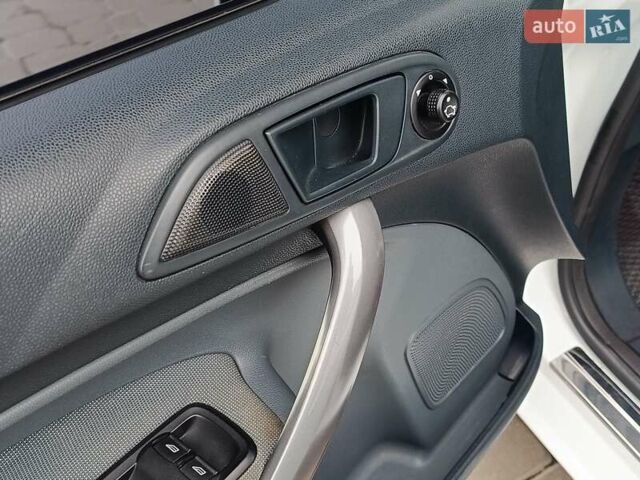 Білий Форд Фієста, об'ємом двигуна 1.4 л та пробігом 131 тис. км за 7000 $, фото 9 на Automoto.ua