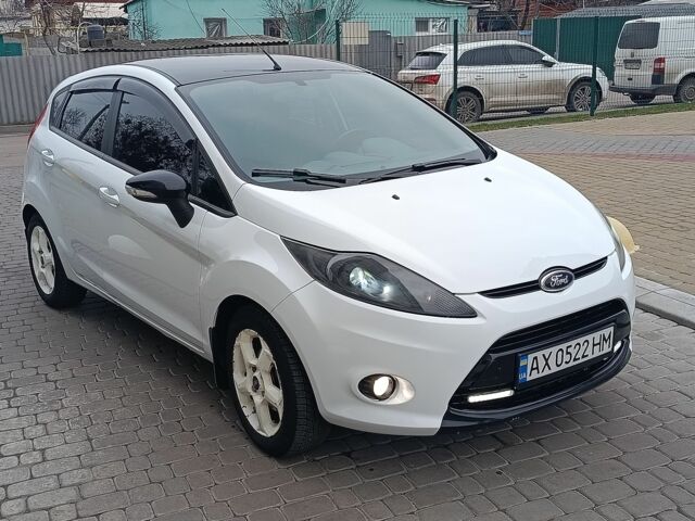 Білий Форд Фієста, об'ємом двигуна 1.4 л та пробігом 131 тис. км за 7000 $, фото 4 на Automoto.ua