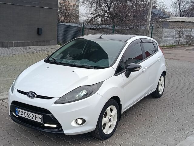 Білий Форд Фієста, об'ємом двигуна 1.4 л та пробігом 131 тис. км за 7000 $, фото 1 на Automoto.ua