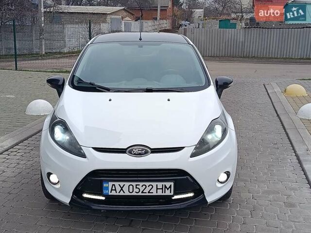 Білий Форд Фієста, об'ємом двигуна 1.4 л та пробігом 131 тис. км за 7000 $, фото 31 на Automoto.ua