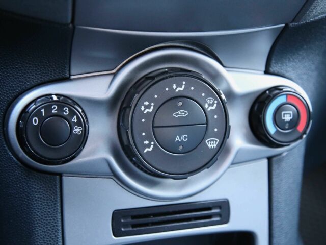 Білий Форд Фієста, об'ємом двигуна 1.2 л та пробігом 215 тис. км за 5500 $, фото 16 на Automoto.ua