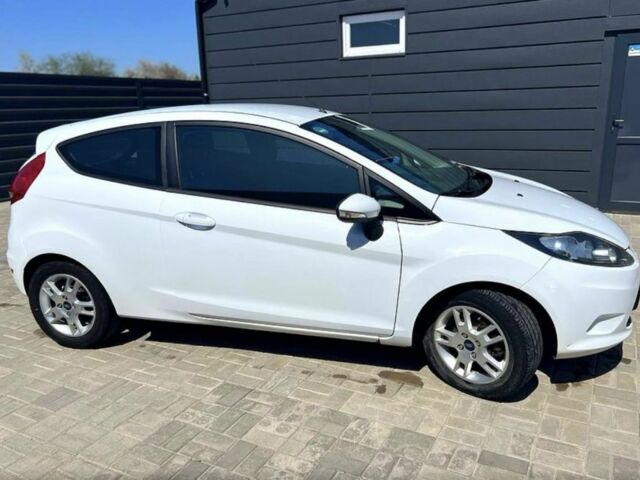 Белый Форд Фиеста, объемом двигателя 1.6 л и пробегом 2 тыс. км за 5000 $, фото 7 на Automoto.ua