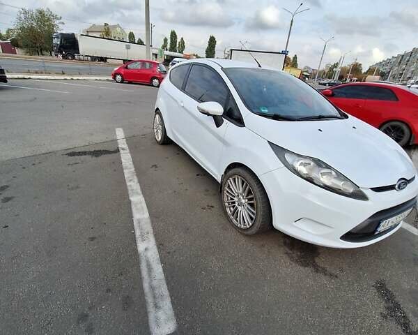 Білий Форд Фієста, об'ємом двигуна 1.2 л та пробігом 215 тис. км за 5500 $, фото 2 на Automoto.ua