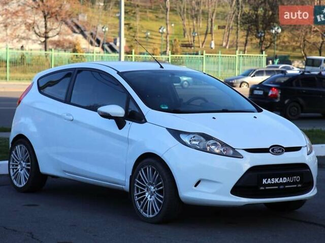 Білий Форд Фієста, об'ємом двигуна 1.2 л та пробігом 215 тис. км за 5500 $, фото 2 на Automoto.ua