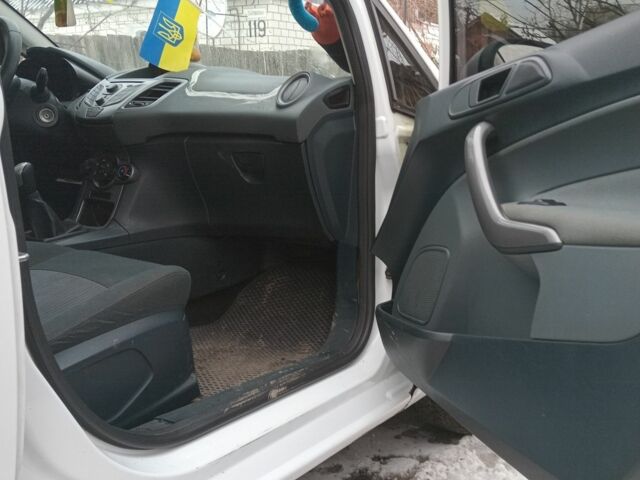 Білий Форд Фієста, об'ємом двигуна 1.6 л та пробігом 451 тис. км за 2177 $, фото 13 на Automoto.ua