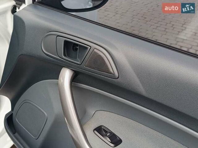 Білий Форд Фієста, об'ємом двигуна 1.4 л та пробігом 131 тис. км за 7000 $, фото 10 на Automoto.ua