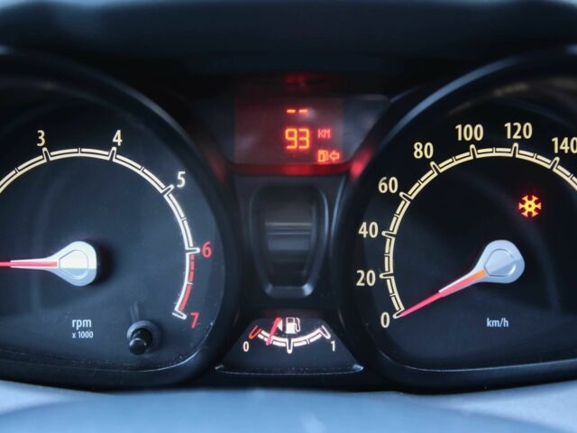 Білий Форд Фієста, об'ємом двигуна 1.2 л та пробігом 215 тис. км за 5500 $, фото 13 на Automoto.ua