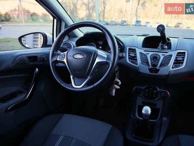 Білий Форд Фієста, об'ємом двигуна 1.2 л та пробігом 215 тис. км за 5500 $, фото 9 на Automoto.ua