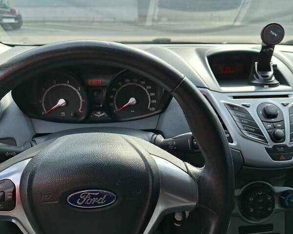 Білий Форд Фієста, об'ємом двигуна 1.2 л та пробігом 215 тис. км за 5500 $, фото 6 на Automoto.ua