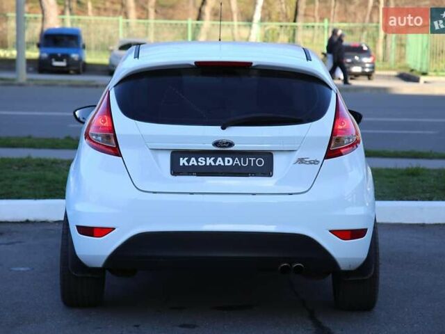 Білий Форд Фієста, об'ємом двигуна 1.2 л та пробігом 215 тис. км за 5500 $, фото 4 на Automoto.ua