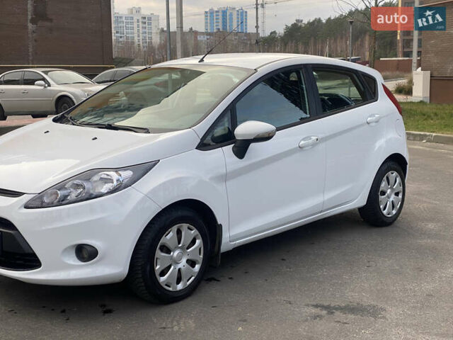 Білий Форд Фієста, об'ємом двигуна 1.39 л та пробігом 158 тис. км за 6800 $, фото 5 на Automoto.ua