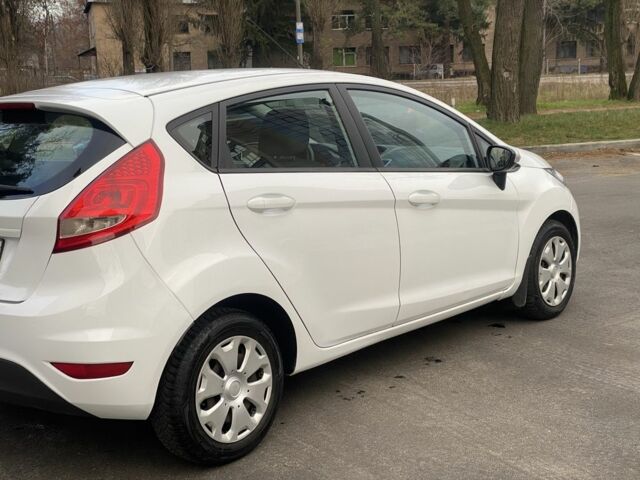 Білий Форд Фієста, об'ємом двигуна 1.4 л та пробігом 158 тис. км за 6800 $, фото 6 на Automoto.ua