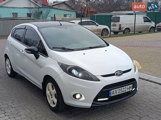 Білий Форд Фієста, об'ємом двигуна 1.4 л та пробігом 131 тис. км за 7000 $, фото 7 на Automoto.ua