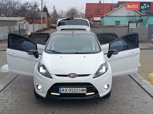 Білий Форд Фієста, об'ємом двигуна 1.4 л та пробігом 131 тис. км за 7000 $, фото 12 на Automoto.ua