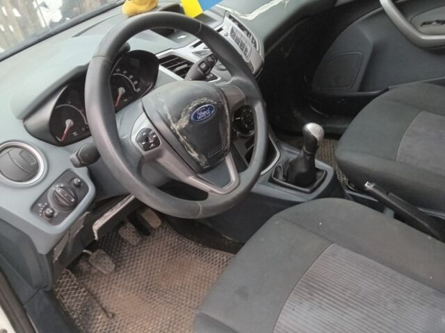 Білий Форд Фієста, об'ємом двигуна 1.6 л та пробігом 451 тис. км за 2177 $, фото 10 на Automoto.ua