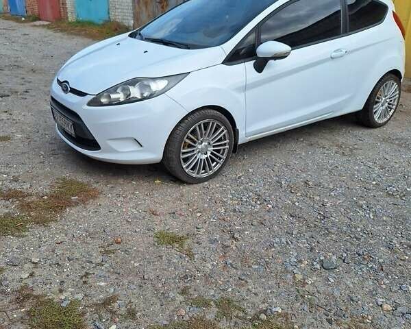 Білий Форд Фієста, об'ємом двигуна 1.2 л та пробігом 215 тис. км за 5500 $, фото 7 на Automoto.ua
