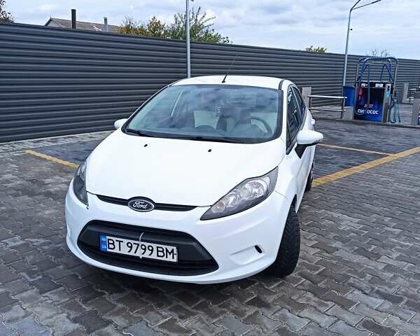 Форд Фиеста 2010 в Николаеве на Automoto.ua Белый Форд Фиеста, объемом двигателя 1.4 л и пробегом 137 тыс. км за 6900 $, фото 7 на Automoto.ua