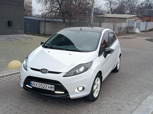 Білий Форд Фієста, об'ємом двигуна 1.4 л та пробігом 131 тис. км за 7000 $, фото 2 на Automoto.ua