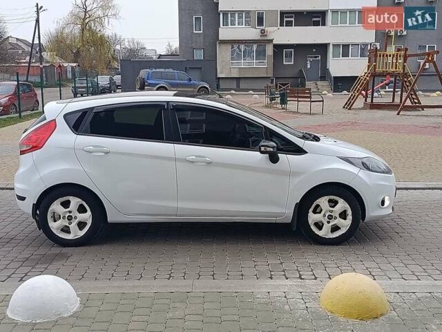 Білий Форд Фієста, об'ємом двигуна 1.4 л та пробігом 131 тис. км за 7000 $, фото 2 на Automoto.ua