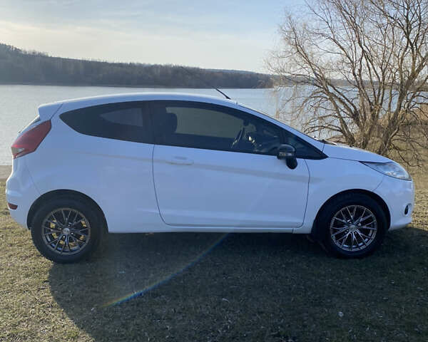 Белый Форд Фиеста, объемом двигателя 1.56 л и пробегом 253 тыс. км за 5200 $, фото 6 на Automoto.ua