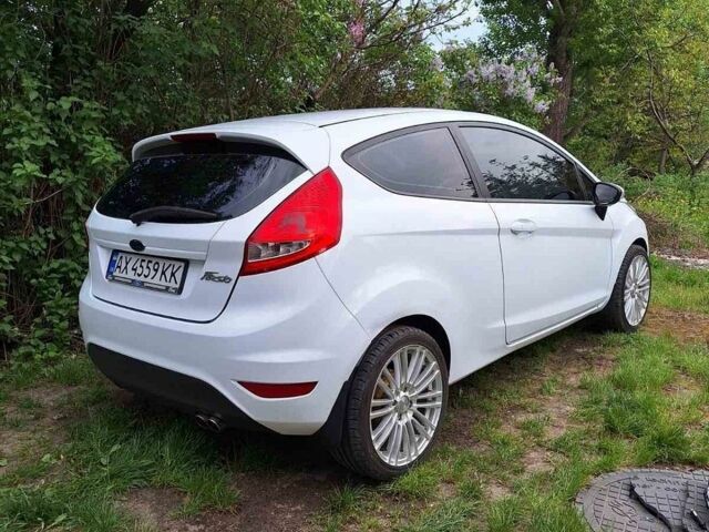 Белый Форд Фиеста, объемом двигателя 1.24 л и пробегом 215 тыс. км за 5300 $, фото 2 на Automoto.ua