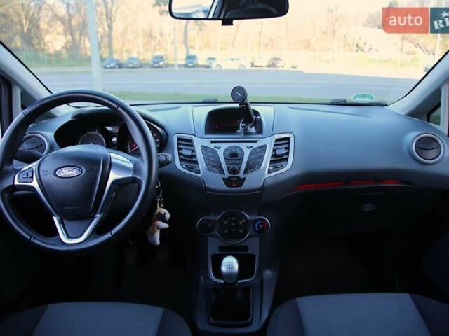 Білий Форд Фієста, об'ємом двигуна 1.2 л та пробігом 215 тис. км за 5500 $, фото 10 на Automoto.ua