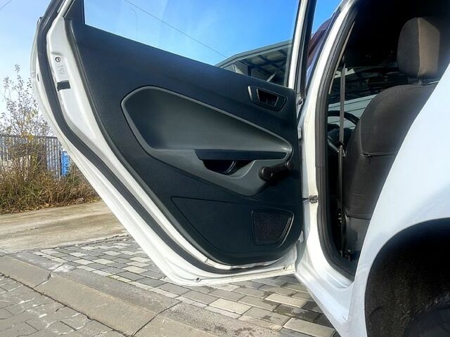 Белый Форд Фиеста, объемом двигателя 1.2 л и пробегом 250 тыс. км за 4999 $, фото 9 на Automoto.ua