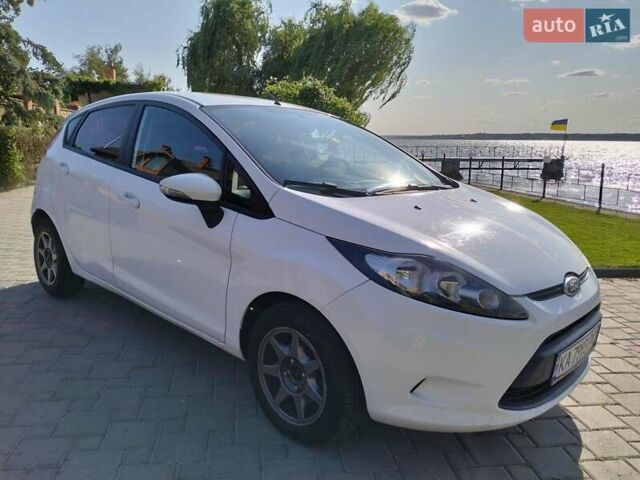 Білий Форд Фієста, об'ємом двигуна 1.4 л та пробігом 200 тис. км за 7799 $, фото 17 на Automoto.ua