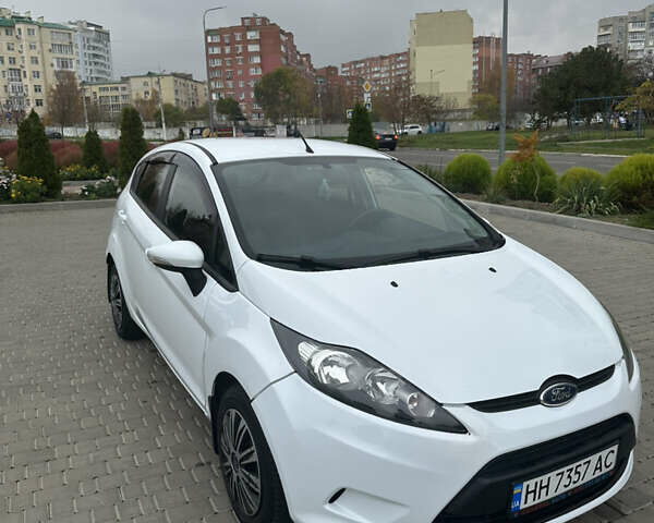 Белый Форд Фиеста, объемом двигателя 1.39 л и пробегом 90 тыс. км за 7500 $, фото 2 на Automoto.ua